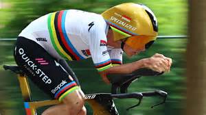 Cycliste effectuant un contre-la-montre