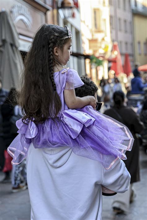 Fille déguisée en princesse poney avec une robe colorée et des ailes