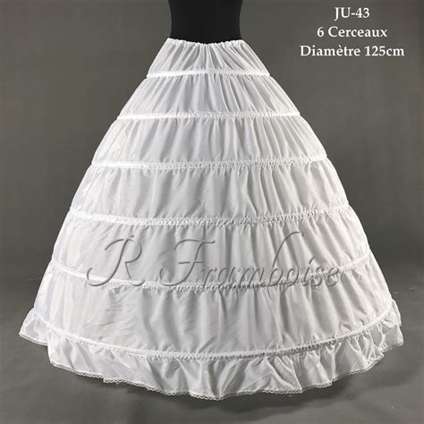 Plan rapproché sur le jupon d'une robe de princesse poney avec des volants de tulle colorés