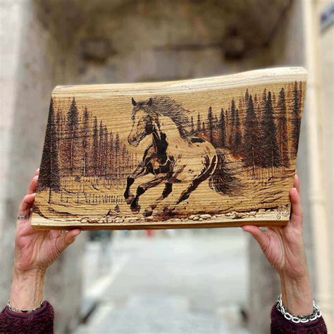 Exemple de pyrogravure d'un cheval sur bois