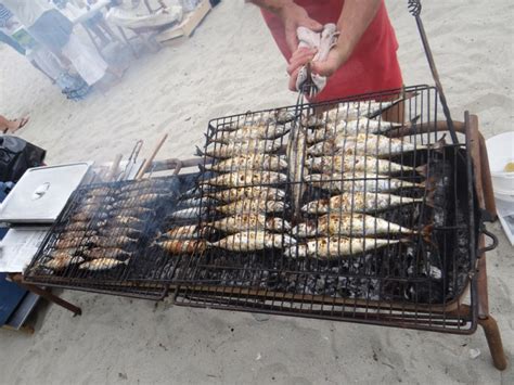 Poissons grillés sur la plage
