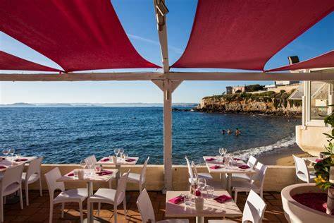 Terrasse de restaurant de plage avec vue mer