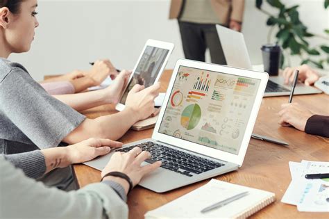 Personne travaillant sur un ordinateur avec des graphiques de trafic web