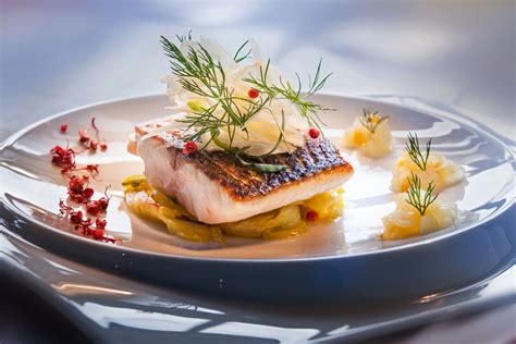 Un plat de poisson élégamment présenté dans une assiette