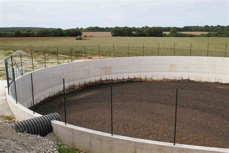 Ferme avec une fosse à lisier