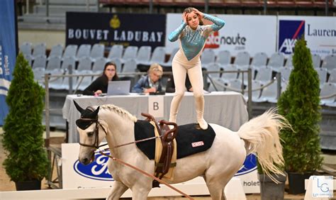 Amandine Fournier en plein numéro de voltige équestre