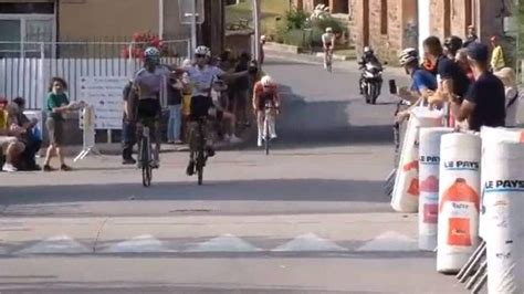 Cyclistes sur la ligne d'arrivée d'une course