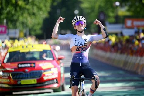Cycliste franchissant la ligne d'arrivée en levant les bras