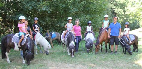Enfants faisant une promenade à poney