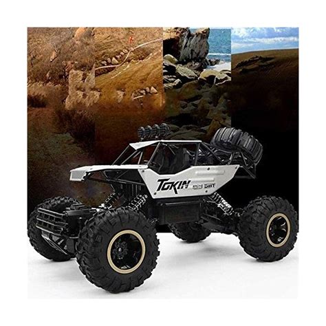 Véhicule radiocommandé 4x4 traversant un terrain boueux