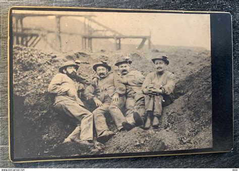 Photographie d'époque d'un hippodrome bondé