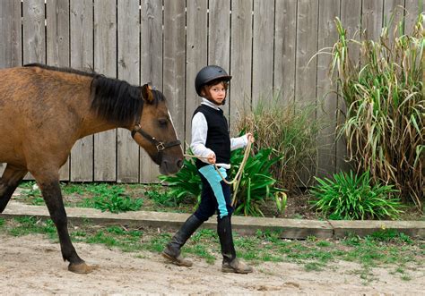 Enfants en stage d'équitation à la ferme