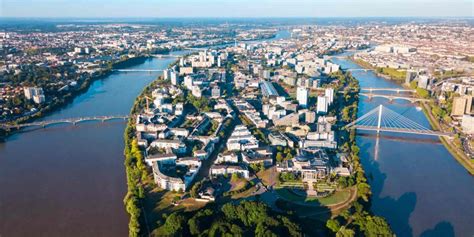 Vue panoramique de Nantes avec des touches florales