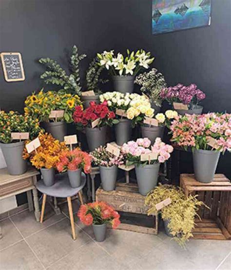 Artisan fleuriste sélectionnant des fleurs fraîches