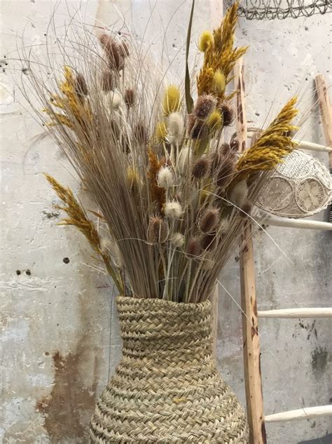 Composition de fleurs séchées dans un vase