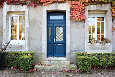 Façade d'une maison avec une porte d'entrée double tiercée imposante