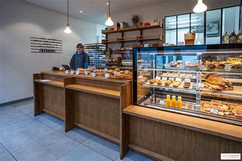 Intérieur d'une boulangerie artisanale chaleureuse