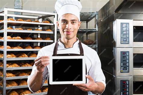 Portrait d'un boulanger souriant au travail