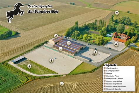 Vue aérienne d'un centre équestre avec carrière et bâtiments