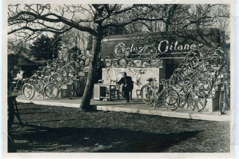 Vélos Gitane classiques avec des sacs de courrier