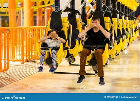Famille souriante à cheval