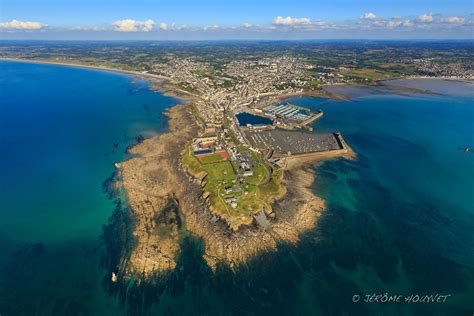 Vue panoramique de Granville avec la pointe du Roc et la baie du Mont-Saint-Michel
