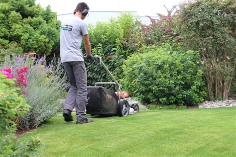 paysagiste travaillant dans un jardin