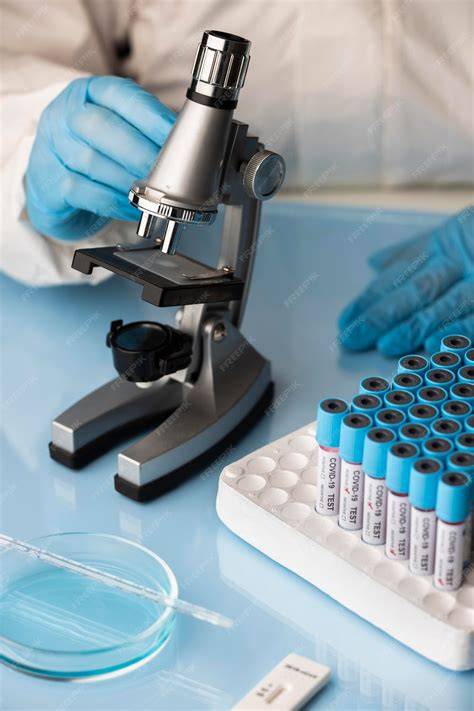 Microscope analysant des échantillons