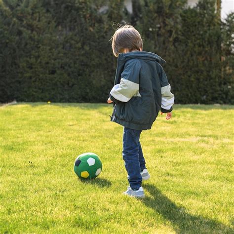 Enfant jouant avec un ballon