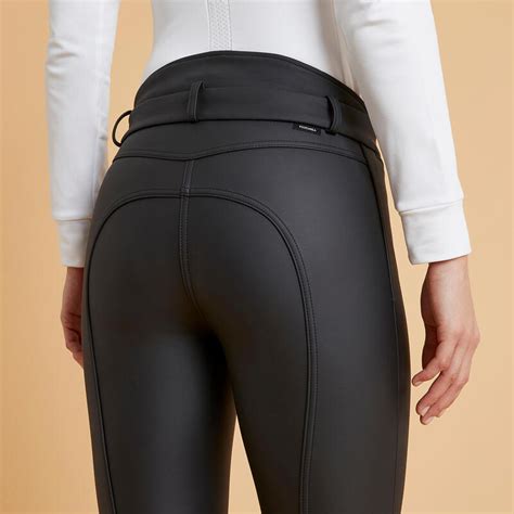 Cavalière en pantalon d'équitation noir