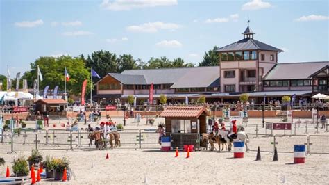 Cavaliers et chevaux au Parc Équestre Fédéral