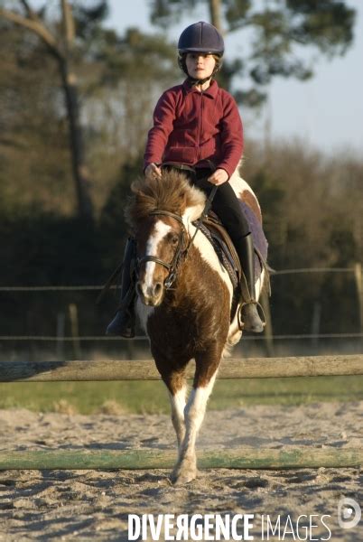 Jeune cavalier sur un poney avec une selle