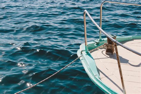 Navire dans un jeu vidéo naviguant sur une mer calme