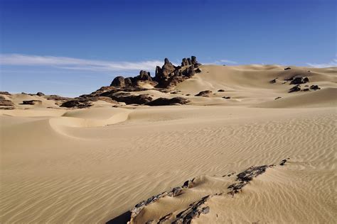 Paysage désertique avec des dunes et un campement