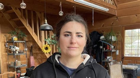 Chloé Tessier s'adressant à une foule