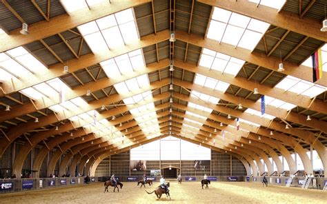 Manège couvert avec des cavaliers