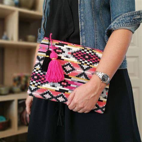 Pochette ethnique en coton tissé avec des motifs vibrants