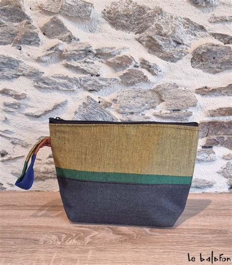 Trousse en pagne tissé Manjak aux couleurs vives