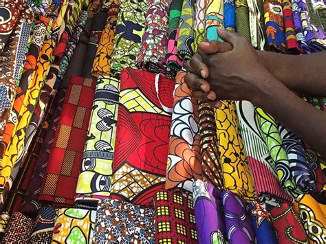 Femmes sénégalaises travaillant avec du tissu wax coloré