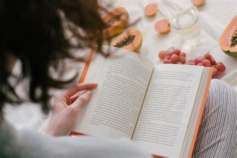 Personne lisant un livre sur la santé des chevaux