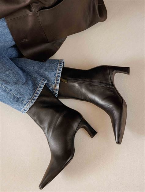 Une femme portant des bottines Bobbies élégantes et une tenue à la mode.