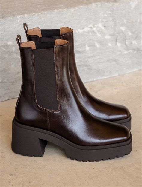 Une collection variée de bottines Bobbies, montrant différents styles et couleurs.