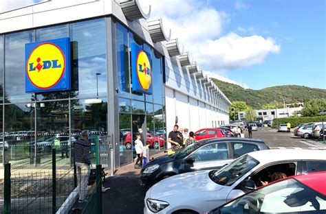 Façade d'un ancien bâtiment industriel réaménagé en magasin Lidl