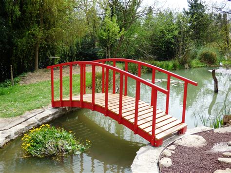 Cheval traversant un petit pont en bois