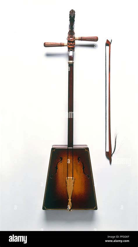 Photographie d'un sarangi, d'un morin khuur et d'un erhu