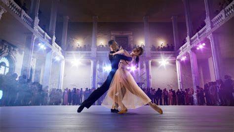 Couple dansant la valse viennoise avec élégance