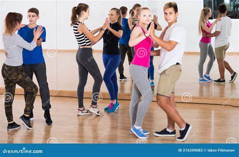 Groupe de personnes dansant la Salsa