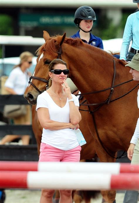 Jennifer Gates souriant lors d'une compétition équestre