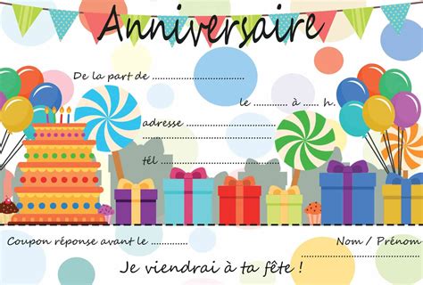Enfant décorant une carte d'invitation avec des éléments de scrapbooking