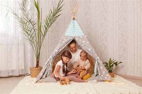 Enfant jouant dans une tente d'intérieur colorée